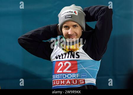 Oberstdorf, Deutschland. Dezember 2023. Simon Ammann (Schweiz/SUI) beim Auftaktspringen der 72. Vierschanzentournee Oberstdorf Credit: dpa/Alamy Live News Stockfoto