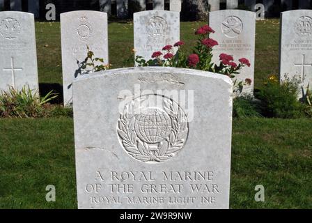 Grabsteine von Commonwealth-Soldaten, die im Ersten Weltkrieg getötet wurden, auf dem kanadischen Friedhof Nr. 2 im Canadian National Vimy Memorial Park in Frankreich. Stockfoto