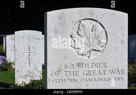 Grabsteine von Commonwealth-Soldaten, die im Ersten Weltkrieg getötet wurden, auf dem kanadischen Friedhof Nr. 2 im Canadian National Vimy Memorial Park in Frankreich. Stockfoto