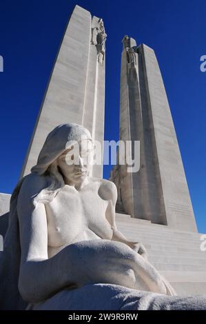 Eine Skulptur einer Trauernden am Fuße des kanadischen National Vimy Memorial in Frankreich. Entworfen von Walter S. Allward, wurde es 1936 enthüllt. Stockfoto