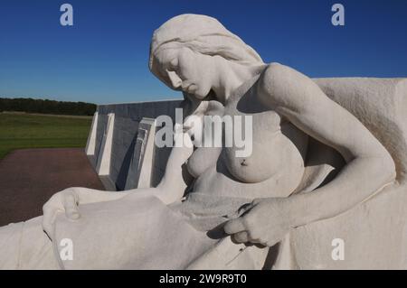 Eine Skulptur einer Trauernden am Fuße des kanadischen National Vimy Memorial, einem Denkmal aus dem Ersten Weltkrieg, das von Walter S. Allward in Frankreich entworfen wurde. Stockfoto