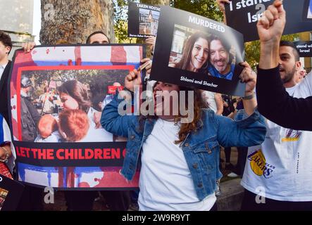 London, Großbritannien. Oktober 2023. Eine Frau schreit, während sie ein Schild hochhält, auf dem steht: "ERMORDET Shlomi und Shacher", das ein junges lächelndes Paar zeigt. Vor der Downing Street versammeln sich viele Demonstranten, um Israel zu unterstützen, während nach dem Angriff der Hamas auf Israel ein Krieg ausbricht. (Kreditbild: © Vuk Valcic/ZUMA Press Wire) NUR REDAKTIONELLE VERWENDUNG! Nicht für kommerzielle ZWECKE! Stockfoto