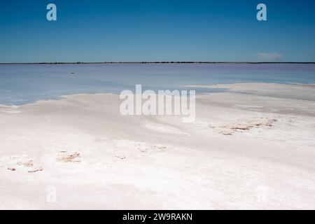 Der Lake Tyrrell ist ein flaches, salzhaltiges Tiefdruckgebiet im Mallee District im Nordwesten von Victoria in Australien. Das Hotel liegt sieben Kilometer nördlich vom Meer Stockfoto