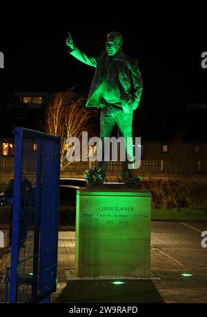 Peterborough, Großbritannien. Dezember 2023. Die Chris Turner Statue beim Spiel Peterborough United gegen Barnsley EFL League One im Weston Homes Stadium, Peterborough, Cambridgeshire, am 29. Dezember 2023. Quelle: Paul Marriott/Alamy Live News Stockfoto