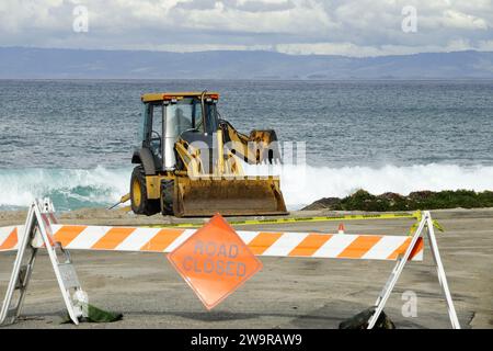 Pacific Grove, CA, USA. , . Frühe Winterstürme trafen die Monterey Bay und die Trümmerbesatzungen wurden von ihren Weihnachtsferien einberufen, um sich um überflutete Gebiete entlang der Pacific Grove Golf Links, CA., USA zu kümmern Stockfoto