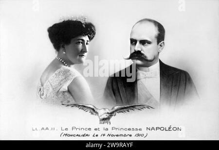 1910 , Paris , FRANKREICH : die französische Postkarte feiert am 14 . november 1910 die Hochzeit des französischen Prinzen VICTOR Napoleon BONAPARTE ( 1862 - 1926 ) mit der Prinzessin Clémentine de Belgique de Sachsen-Cobourg et Gotha ( von Belgien , 1872 - 1955 ) in Moncalieri ( Italien ) . Das Paar hatte zwei Söhne: Marie-Clotilde ( de Witt , 1912–1996 ) und Louis Napoléon ( 1914–1997 ). Victor Napoleon war der Sohn des Prinzen Napoléon-Jerome Bonaparte ( 1822–1891) und der italienischen Prinzessin Marie-Clotilde de Savoie ( 1843–1911), Tochter des italienischen Königs Victor-Emmanuel II. ( Vittorio Emanuele) Stockfoto