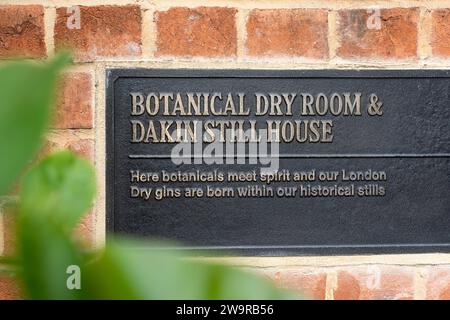 Eine Metalltafel mit der Aufschrift „Botanical Dry Room and Dakin still House“ in Laverstoke Mill - Bombay Sapphire Destillery - einer Gin-Destillerie in Hampshire, Großbritannien Stockfoto