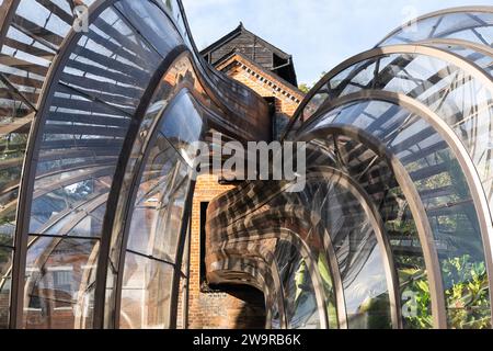 Nahaufnahme der ikonischen mediterranen Gewächshäuser, die von den Heatherwick Studios in Laverstoke Mill - Bombay Sapphire Destillery, Großbritannien, entworfen wurden Stockfoto