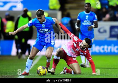 Harrison Burrows (3 Peterborough United) wurde von Adam Phillips (30 Barnsley) während des Spiels der Sky Bet League 1 zwischen Peterborough und Barnsley in der London Road, Peterborough, am Freitag, den 29. Dezember 2023 herausgefordert. (Foto: Kevin Hodgson | MI News) Credit: MI News & Sport /Alamy Live News Stockfoto