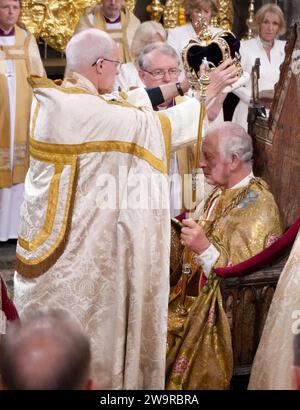 Aktenfoto vom 05/23 von König Karl III. Wird von dem Erzbischof von Canterbury Justin Welby während seiner Krönungszeremonie in Westminster Abbey, London, mit der Krone St. Eduards gekrönt. Der Right Honourable und Reverend Justin Welby wurde anlässlich der Krönung von König Karl III. Und Königin Camilla zum Ritterkreuz des Royal Victorian Ordens in der New Year Honours Liste ernannt. Ausgabedatum: Freitag, 29. Dezember 2023. Stockfoto