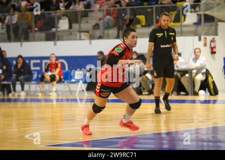 Oviedo, Asturien, Spanien. Dezember 2023. Oviedo, Spanien, 29. Dezember 2023: Der KH-7 BM-Spieler. Granollers, Giulia Guarieiro (13) mit dem Ball während des 13. Spieltages der Iberdrola Guerreras League zwischen Lobas Global ATAC Oviedo und KH-7 BM. Granollers am 29. Dezember 2023 im Florida Arena Municipal Sports Center in Oviedo, Spanien. (Kreditbild: © Alberto Brevers/Pacific Press via ZUMA Press Wire) NUR REDAKTIONELLE VERWENDUNG! Nicht für kommerzielle ZWECKE! Stockfoto