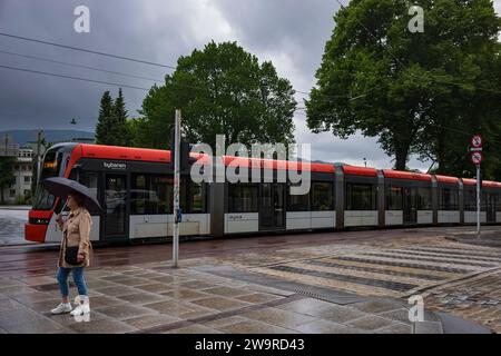 Bergen, Norwegen, 22. Juni 2023: Die Stadt Bergen verfügt über eine umfangreiche Verkehrsinfrastruktur. Das öffentliche Verkehrssystem umfasst MET Stockfoto