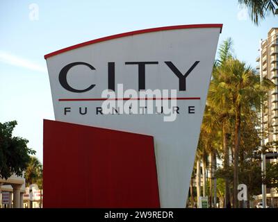 Miami, Florida, USA - 29. Dezember 2023: Straßenschild eines City Furniture Stores in South Miami. Stockfoto