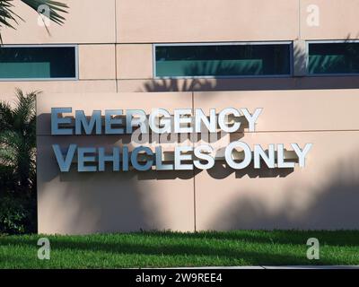 Miami, Florida, USA - 29. Dezember 2023: Zugangsbereich für Einsatzfahrzeuge im Baptist West Kendall Hospital. Stockfoto