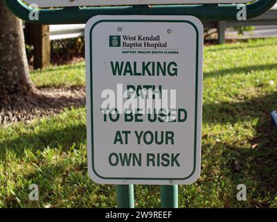 Miami, Florida, Vereinigte Staaten - 29. Dezember 2023: Warnschild im Baptist West Kendall Hospital. Stockfoto