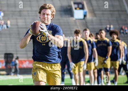 El Paso, Texas, USA. Dezember 2023. Notre Dame Fighting Irish Spieler bereiten sich auf das NCAA-Football-Spiel vor, das im Sun Bowl Stadium in El Paso, Texas, im 90. Jährlichen Tony the Tiger Sun Bowl zwischen den Oregon State Beavers und den Notre Dame Fighting Irish stattfindet. Prentice C. James/CSM/Alamy Live News Stockfoto