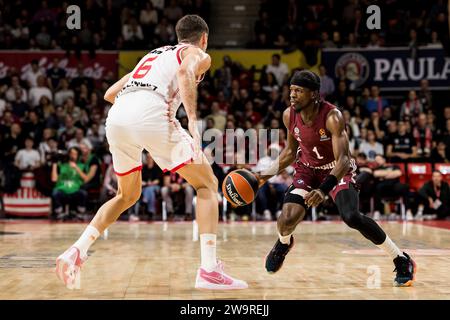 Xabi Lopez-Arostegui (Valencia Basket, #6), Sylvain Francisco (FC Bayern M?nchen, #1) Turkish Airlines EuroLeague: FC Bayern M?nchen - Valencia Basket, BMW Park, M?nchen am 28.12.2023 Stockfoto