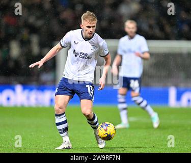 Ali McCann 13# von Preston North End in Aktion, während des Sky Bet Championship Matches Preston North End gegen Sheffield Wednesday in Deepdale, Preston, Großbritannien, 29. Dezember 2023 (Foto: Cody Froggatt/News Images) Stockfoto