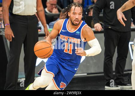 Orlando, Florida, USA, 29. Dezember 2023, der Wächter Jalen Brunson #11 der New York Knicks läuft auf den Korb im Amway Center zu. (Foto: Marty Jean-Louis/Alamy Live News Stockfoto