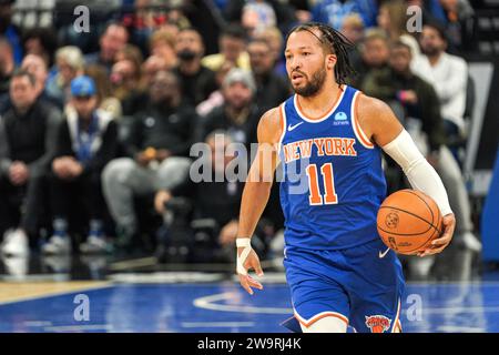Orlando, Florida, USA, 29. Dezember 2023, der Wächter Jalen Brunson #11 der New York Knicks läuft auf den Korb im Amway Center zu. (Foto: Marty Jean-Louis/Alamy Live News Stockfoto