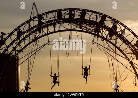 Trapezkünstler der französischen Zirkusgruppe Cirk VOSt Proben für ihre letzten Shows vor dem Sonnenuntergang. Shin Toyosu, Tokio, Japan. Stockfoto