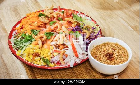 Im Restaurant wird während des chinesischen Neujahrsfestes Yusheng oder YE Sang mit rohen Lachs-Sashimi serviert Stockfoto