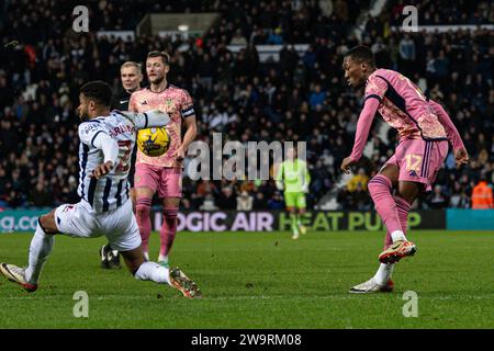 29. Dezember 2023: The Hawthorns, West Bromwich, West Midlands, England; EFL Championship Football, West Bromwich Albion gegen Leeds United; Jaidon Anthony of Leeds schießt an Darnell Furlong aus West Bromwich Albion vorbei Stockfoto