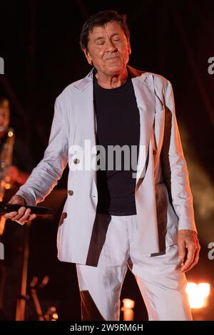 Gianni Morandi tritt live auf der Bühne in der Arena dei Pini in Baia Domizia auf. Stockfoto