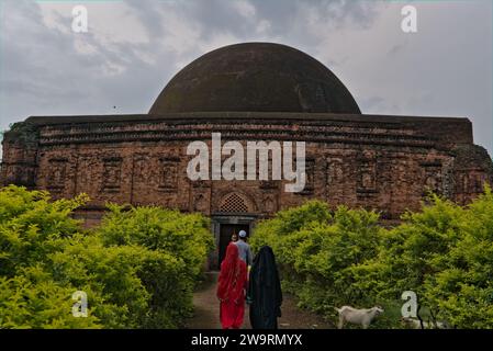 Malda West Bengalen Indien 09.10.2023. Touristen, die eine historische Moschee in Indien besuchen Stockfoto