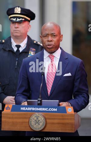 NY, USA. Dezember 2023. Time Square, New York, USA, 29. Dezember 2023 - Bürgermeister Eric Adams, NYPD Leadership, zusammen mit Mitgliedern der Time Square Alliance während des New Year Eve Security Briefing heute am Times Square, New York City. Foto: Luiz Rampelotto/EuropaNewswire.nur zur redaktionellen Verwendung. Nicht für kommerzielle ZWECKE! (Kreditbild: © Luiz Rampelotto/ZUMA Press Wire) NUR REDAKTIONELLE VERWENDUNG! Nicht für kommerzielle ZWECKE! Stockfoto