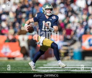 29. Dezember 2023: *Notre Dame Fighting Irish Quarterback Steve Angeli (18) kämpft im Sun Bowl Stadium in El Paso, Texas, um eine positive Rolle während des NCAA-Fußballspiels im 90. Jährlichen Tony the Tiger Sun Bowl zwischen den Oregon State Beavers und den Notre Dame Fighting Irish. Notre Dame besiegte Oregon State mit 40:8. Prentice C. James/CSM Stockfoto