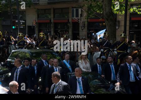Javier Milei asume la presidencia de Argentina y se dirige hacia la Casa de Gobierno. Junto a su hermana Karina Milei saludan desde un Auto Convertibl Stockfoto