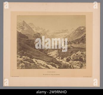 Pyrénées // Allgemeine Ansicht des Cirque de Gavarnie', Pyréneeën, Frankrijk, 1884 Foto Gesicht aus einem Tal auf einem Fluss, mit einem Haus und schneebedeckten Berggipfeln im Hintergrund. Luchon-Papier. Albumendruck aus Pappe Stockfoto