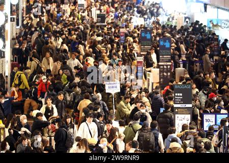 Tokio, Japan. Dezember 2023 30. Am Samstag, dem 30. Dezember 2023, als die Neujahrsferien begannen, ist ein Inlandsterminal des Tokioter Flughafens Haneda mit Touristen überfüllt. Reisende überschwemmten die Flughäfen, um in ihre Heimatstadt zu fahren. (Foto: Yoshio Tsunoda/AFLO) Stockfoto