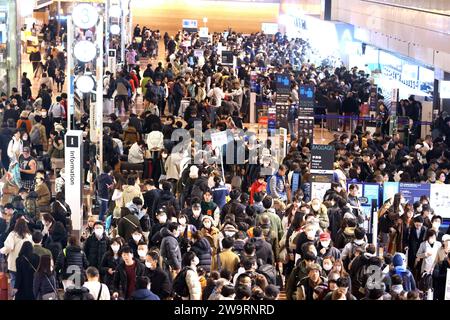 Tokio, Japan. Dezember 2023 30. Am Samstag, dem 30. Dezember 2023, als die Neujahrsferien begannen, ist ein Inlandsterminal des Tokioter Flughafens Haneda mit Touristen überfüllt. Reisende überschwemmten die Flughäfen, um in ihre Heimatstadt zu fahren. (Foto: Yoshio Tsunoda/AFLO) Stockfoto