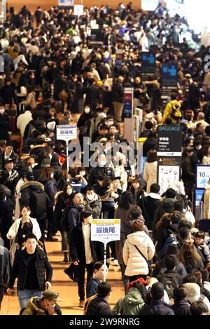 Tokio, Japan. Dezember 2023 30. Am Samstag, dem 30. Dezember 2023, als die Neujahrsferien begannen, ist ein Inlandsterminal des Tokioter Flughafens Haneda mit Touristen überfüllt. Reisende überschwemmten die Flughäfen, um in ihre Heimatstadt zu fahren. (Foto: Yoshio Tsunoda/AFLO) Stockfoto