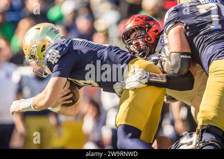 Dezember 2023: Steve Angeli (18) wird während des NCAA-Fußballspiels im 90. jährlichen Tony the Tiger Sun Bowl zwischen den Oregon State Beavers und den Notre Dame Fighting Irish im Sun Bowl Stadium in El vom Linebacker Andrew Chatfield Jr. (10) geplündert Paso, Texas. Notre Dame besiegte Oregon State mit 40:8. Prentice C. James/CSM (Bild: © Prentice C. James/Cal Sport Media) Stockfoto