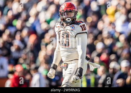 29. Dezember 2023: Der Linebacker Andrew Chatfield Jr. (10) der Oregon State Beavers feiert seinen Quarterback-Sack während des NCAA-Fußballspiels im 90. Jährlichen Tony the Tiger Sun Bowl zwischen den Oregon State Beavers und den Notre Dame Fighting Irish im Sun Bowl Stadium in El Paso, Texas. Notre Dame besiegte Oregon State mit 40:8. Prentice C. James/CSM Stockfoto