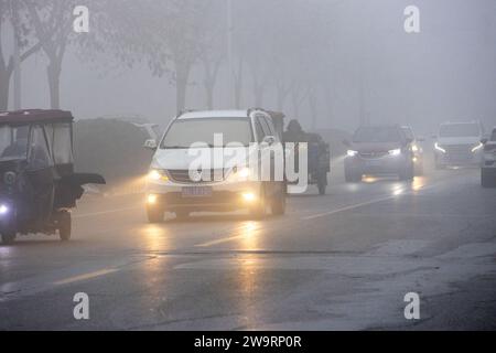 ANYANG, CHINA - 30. DEZEMBER 2023 - Menschen reisen in starkem Nebel mit einer Sichtweite von weniger als 200 Metern in Hua County, Stadt Anyang, Provinz Henan, Chi Stockfoto