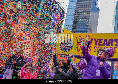 New York, New York, USA. Dezember 2023. Silvester-Organisatoren und Sponsor Planet Fitness testen die Lufttüchtigkeit von Konfetti zwei Tage bis Silvester am Times Square. (Kreditbild: © Milo Hess/ZUMA Press Wire) NUR REDAKTIONELLE VERWENDUNG! Nicht für kommerzielle ZWECKE! Stockfoto