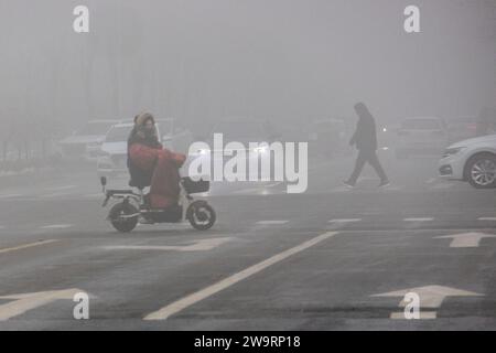 ANYANG, CHINA - 30. DEZEMBER 2023 - Menschen reisen in starkem Nebel mit einer Sichtweite von weniger als 200 Metern in Hua County, Stadt Anyang, Provinz Henan, Chi Stockfoto