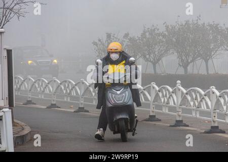 ANYANG, CHINA - 30. DEZEMBER 2023 - Menschen reisen in starkem Nebel mit einer Sichtweite von weniger als 200 Metern in Hua County, Stadt Anyang, Provinz Henan, Chi Stockfoto