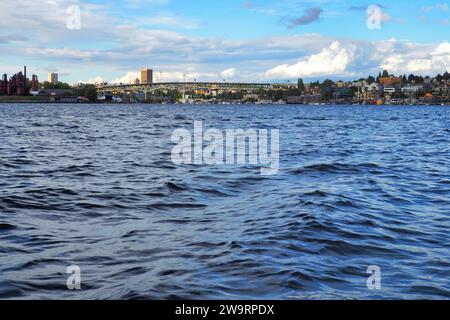 Blick auf Seattle, WA von einem Boot auf dem Lake Union an einem sonnigen Sommertag. Der Universitätsbezirk ist in der Ferne sichtbar. Stockfoto