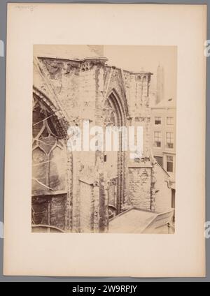 Südseite der Grote Kerk in Breda, Anonym (Monumentenzorg) (zugeschrieben), 1890–1920 Fotografie Breda fotografische Unterstützung. Pappalbumendruck Teile der Kirche außen und Nebengebäude: Querschiff große Kirche Stockfoto