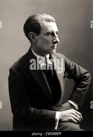 1925 v. Chr., PARIS , FRANKREICH : der berühmte französische Musikkomponist MAURICE RAVEL ( 1875–1937 ). Seine beliebteste Komposition ist der BOLERO. Foto: Louis Raymond , Saint-Jean-de-Luz . - MUSICA CLASSICA - KLASSIK - COMPOSITORE - Porträt - Ritratto - BALLETT - BALLETTO - TANZ - DANZA - MUSICISTA - MUSICA - Krawatte - Kragen - Collare - GESCHICHTE - Foto STORICHE - Archivio GBB Stockfoto