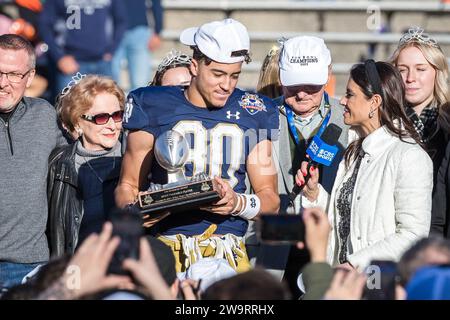 Dezember 2023: Jordan Faison (80) erhält die C.M. Hendricks Most Valuable Player Trophy nach dem NCAA-Fußballspiel im 90. jährlichen Tony the Tiger Sun Bowl zwischen den Oregon State Beavers und den Notre Dame Fighting Irish im Sun Bowl Stadium in El Paso. Texas. Notre Dame besiegte Oregon State mit 40:8. Prentice C. James/CSM Stockfoto