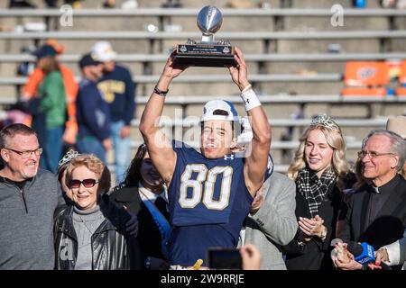 Dezember 2023: Jordan Faison (80) erhält die C.M. Hendricks Most Valuable Player Trophy nach dem NCAA-Fußballspiel im 90. jährlichen Tony the Tiger Sun Bowl zwischen den Oregon State Beavers und den Notre Dame Fighting Irish im Sun Bowl Stadium in El Paso. Texas. Notre Dame besiegte Oregon State mit 40:8. Prentice C. James/CSM Stockfoto