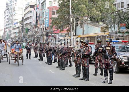 Dhaka, Wari, Bangladesch. Dezember 2023. Mitglieder der Grenzwache Bangladesch (BGB) stehen für die 12. Unterhauswahl am 30. Dezember 2023 in Dhaka (Bangladesch) als Wachposten in Einer Straße. Die Aufgaben der Wahlsicherheit haben begonnen, Eine friedliche Atmosphäre zu gewährleisten und Recht und Ordnung im ganzen Land für die Wahlen vom 7. Januar aufrechtzuerhalten. Nach Angaben der Wahlkommission von Bangladesch ist die 12. Allgemeine Wahl für den 7. Januar 2024 geplant, um Mitglieder des Nationalparlaments in Bangladesch auszuwählen. (Kreditbild: © Habibur Rahman/ZUMA Press Wire) NUR REDAKTIONELLE VERWENDUNG! Nicht für kommerzielle ZWECKE! Cre Stockfoto