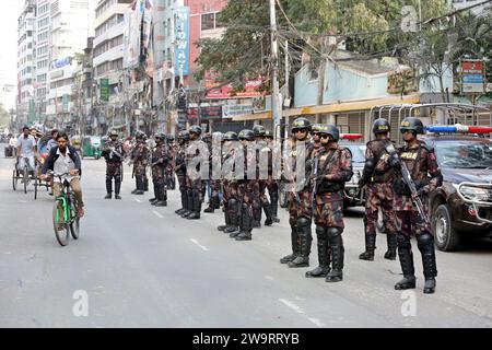 Dhaka, Wari, Bangladesch. Dezember 2023. Mitglieder der Grenzwache Bangladesch (BGB) stehen für die 12. Unterhauswahl am 30. Dezember 2023 in Dhaka (Bangladesch) als Wachposten in Einer Straße. Die Aufgaben der Wahlsicherheit haben begonnen, Eine friedliche Atmosphäre zu gewährleisten und Recht und Ordnung im ganzen Land für die Wahlen vom 7. Januar aufrechtzuerhalten. Nach Angaben der Wahlkommission von Bangladesch ist die 12. Allgemeine Wahl für den 7. Januar 2024 geplant, um Mitglieder des Nationalparlaments in Bangladesch auszuwählen. (Kreditbild: © Habibur Rahman/ZUMA Press Wire) NUR REDAKTIONELLE VERWENDUNG! Nicht für kommerzielle ZWECKE! Cre Stockfoto