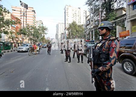 Dhaka, Wari, Bangladesch. Dezember 2023. Mitglieder der Grenzwache Bangladesch (BGB) stehen für die 12. Unterhauswahl am 30. Dezember 2023 in Dhaka (Bangladesch) als Wachposten in Einer Straße. Die Aufgaben der Wahlsicherheit haben begonnen, Eine friedliche Atmosphäre zu gewährleisten und Recht und Ordnung im ganzen Land für die Wahlen vom 7. Januar aufrechtzuerhalten. Nach Angaben der Wahlkommission von Bangladesch ist die 12. Allgemeine Wahl für den 7. Januar 2024 geplant, um Mitglieder des Nationalparlaments in Bangladesch auszuwählen. (Kreditbild: © Habibur Rahman/ZUMA Press Wire) NUR REDAKTIONELLE VERWENDUNG! Nicht für kommerzielle ZWECKE! Cre Stockfoto